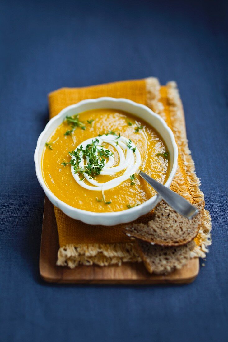 Karottensuppe mit Sauerrahm, Kresse und Brot