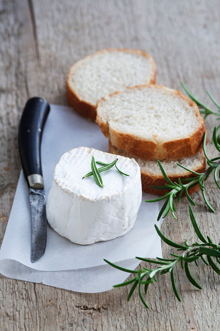 Goat's cheese, rosemary and slices of white bread