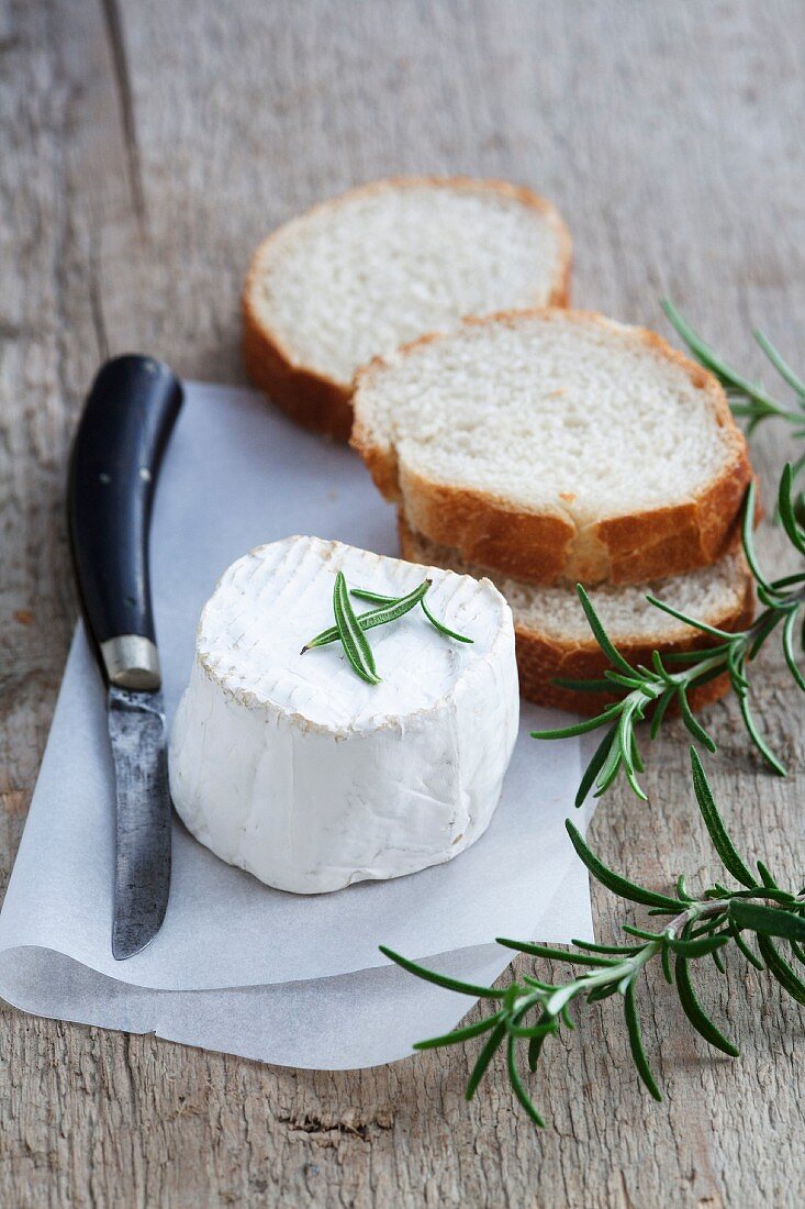 Ziegenkäse, Rosmarin und Weissbrotscheiben