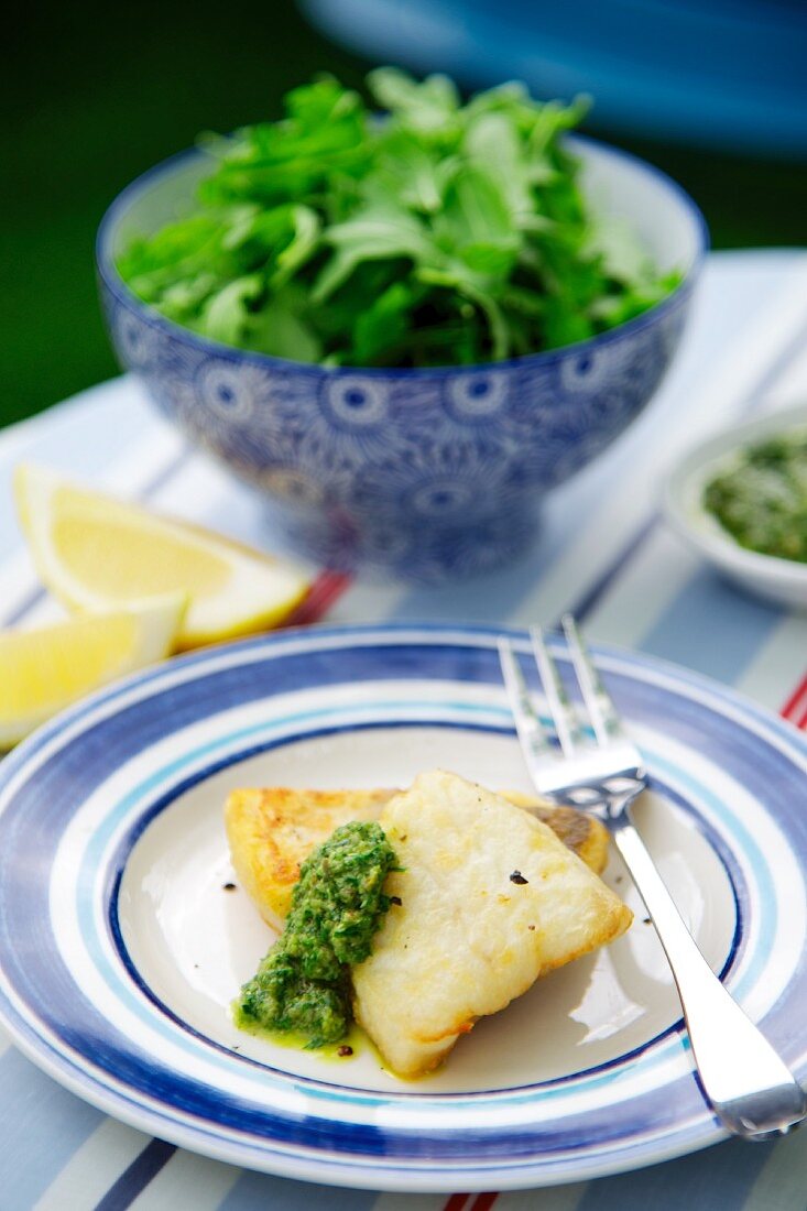 Seehecht mit Pesto und grünem Salat