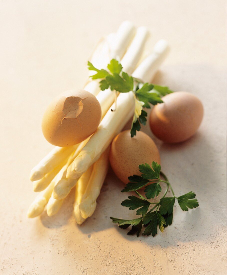 Zutatenstilleben mit weißem Spargel & Eiern