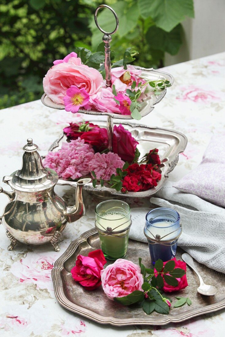 Heisser Rosen-Schlaftrunk in silberverzierten Teegläsern