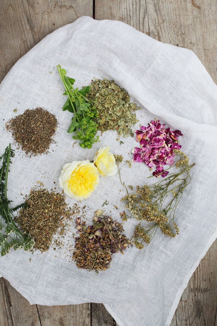 Ingredients for aromatised women's tea