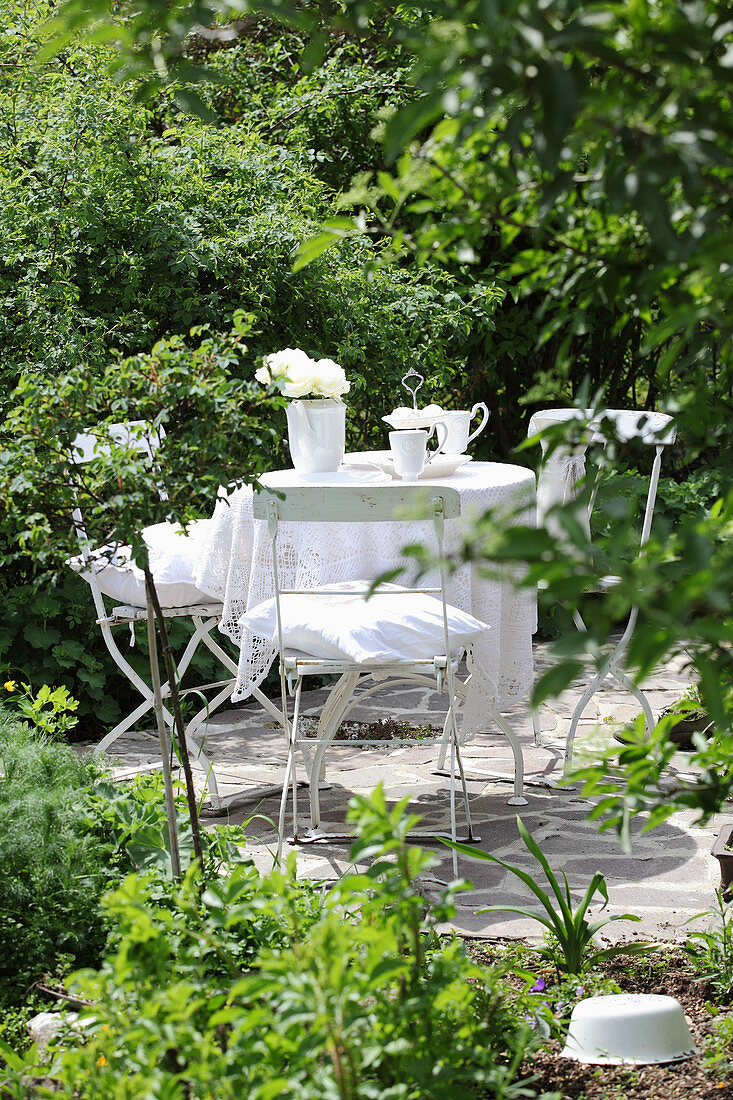 Weiß gedeckter Tisch im Garten