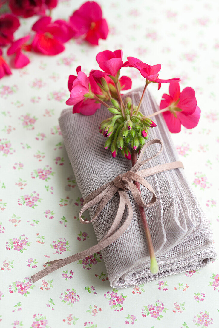 Napkin decorated with geranium