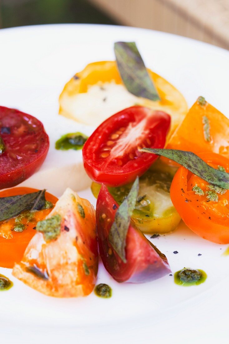 Heirloom Tomatensalat mit frischem Basilikum