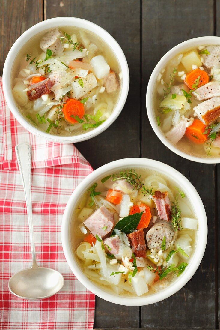 Gemüsesuppe mit Kartoffeln, Wurst und Speck