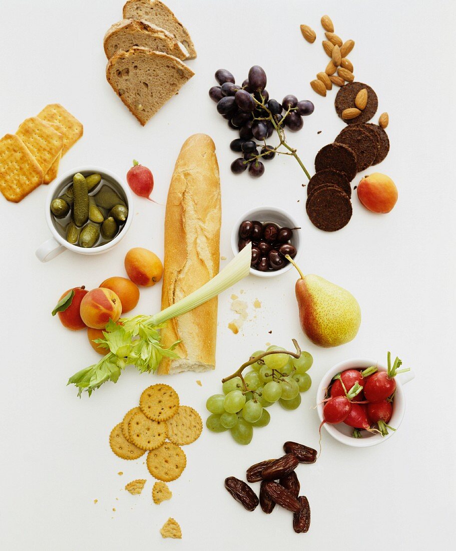 Verschiedene Brote, Cracker, Obst und Gemüse