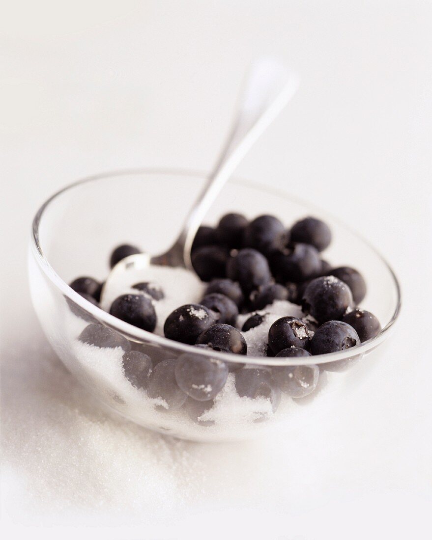 Blaubeeren mit Zucker & Löffel in Glasschälchen