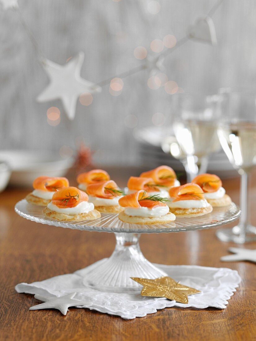 Blinis mit Räucherlachs und Dill zu Weihnachten