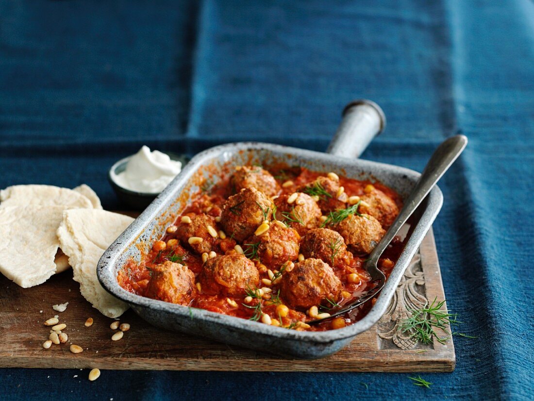 Meatballs with tomato sauce, pine nuts and flatbread (Turkey)