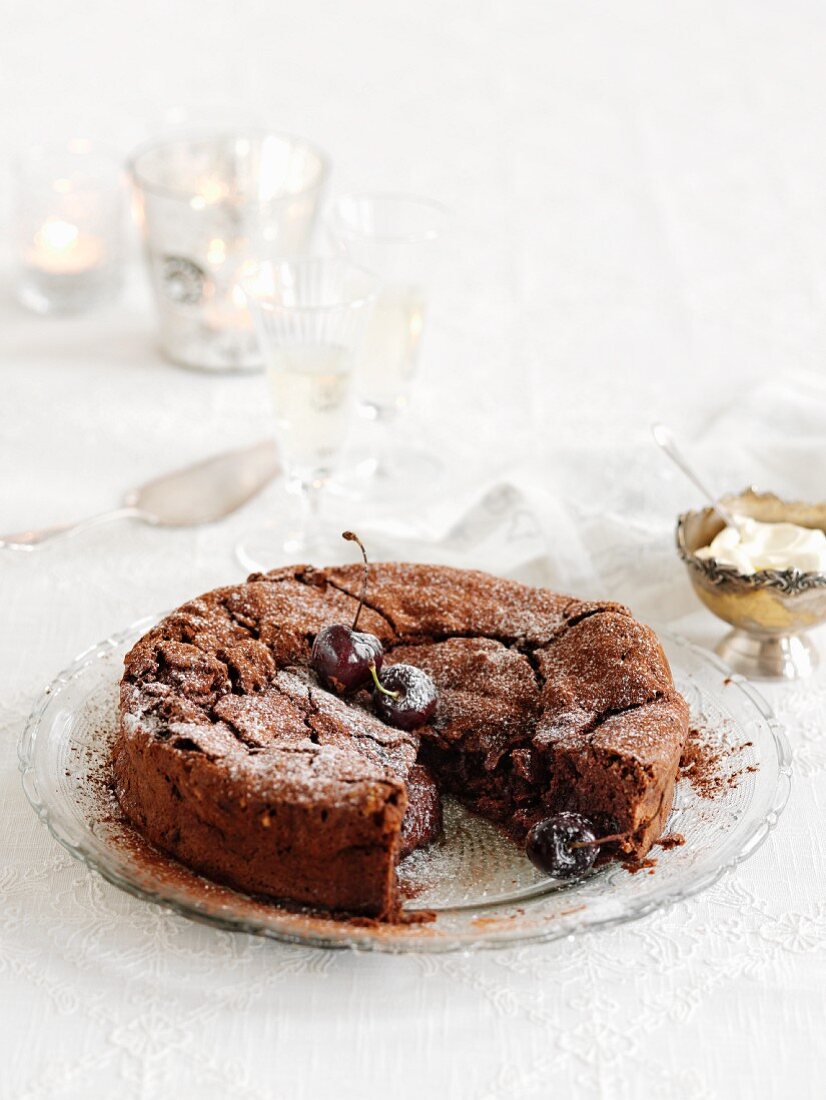 Versunkener Schokoladenkuchen mit Kirschen