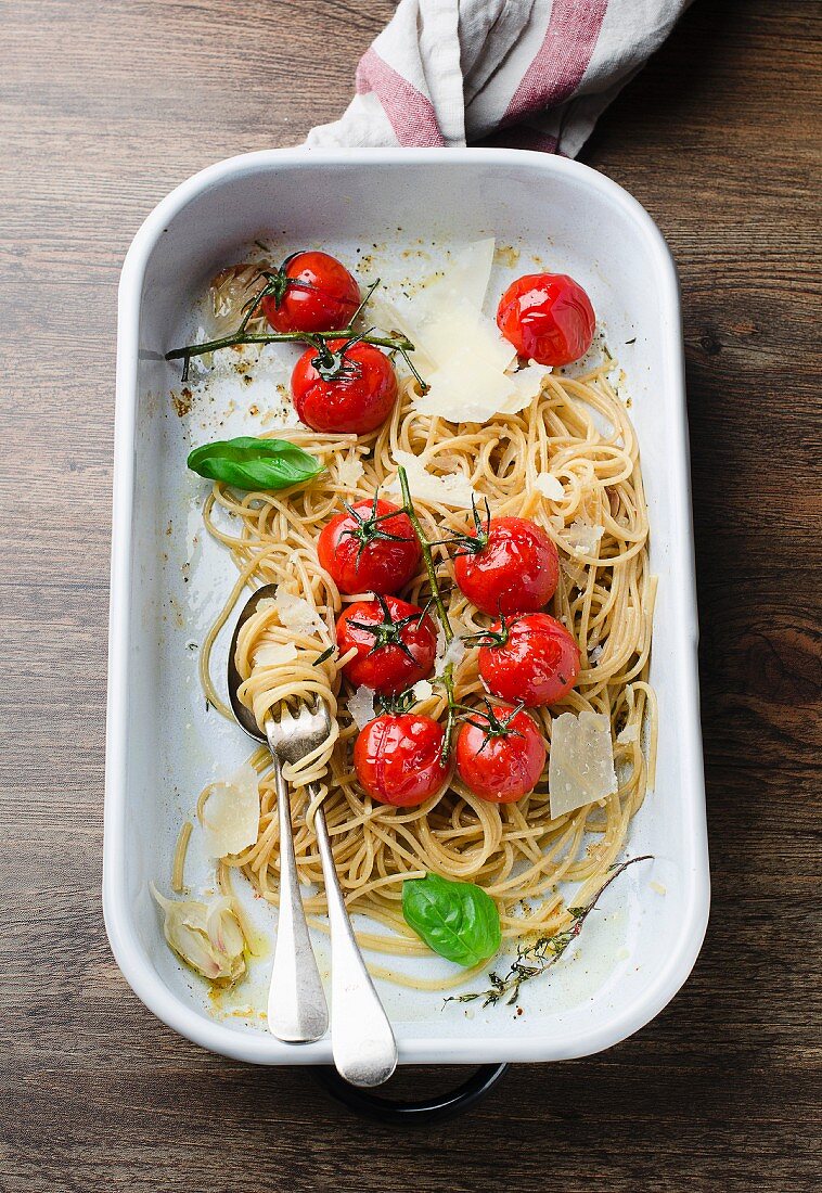 Vollkornspaghetti mit Kirschtomaten und Parmesan