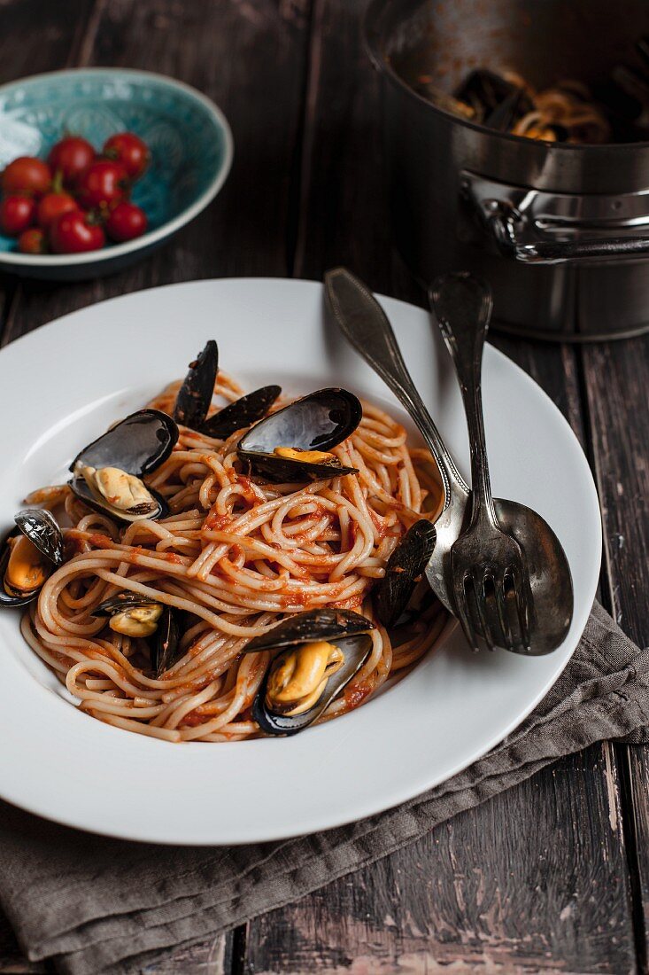 Mussels with spaghetti and tomato sauce