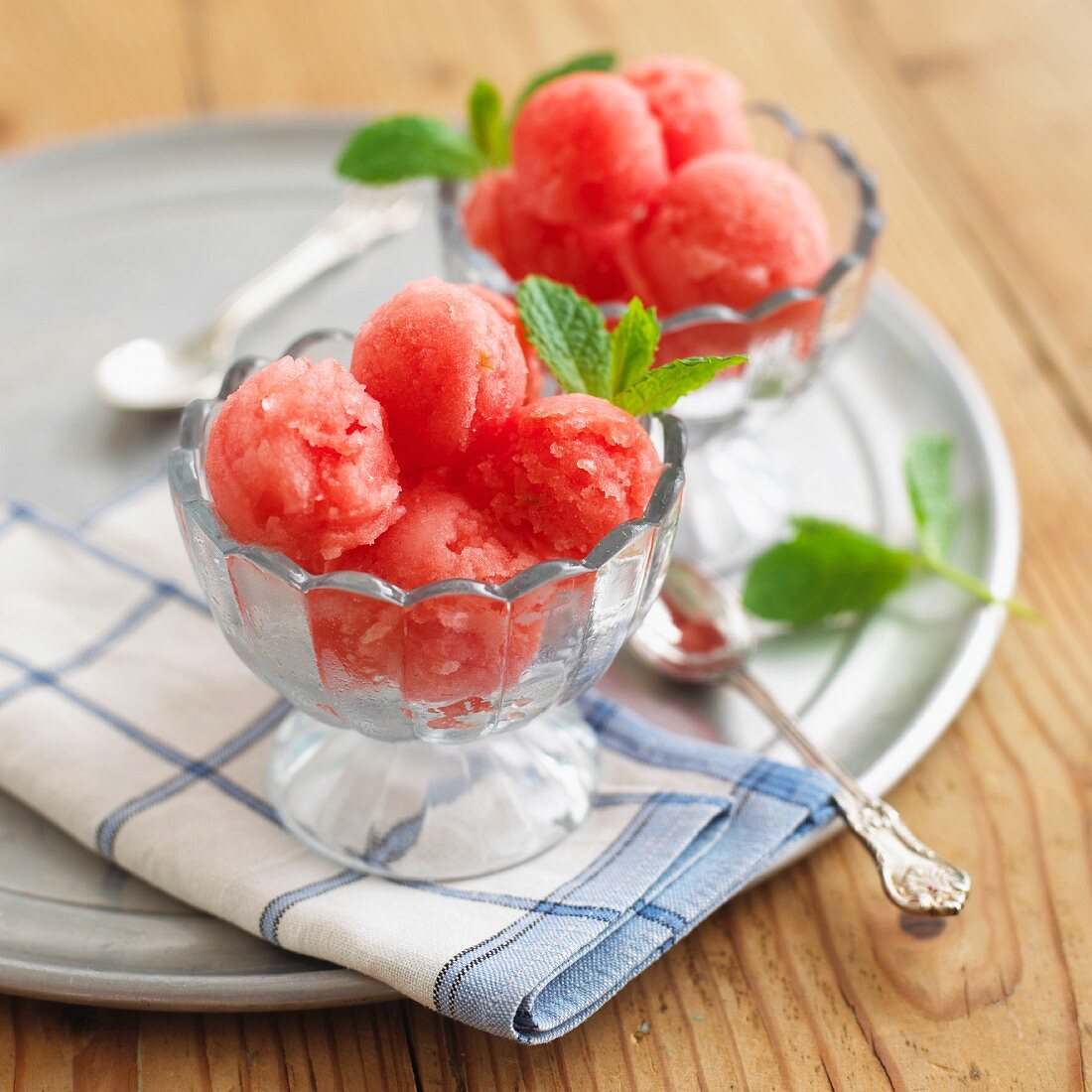Erdbeersorbet mit frischer Minze