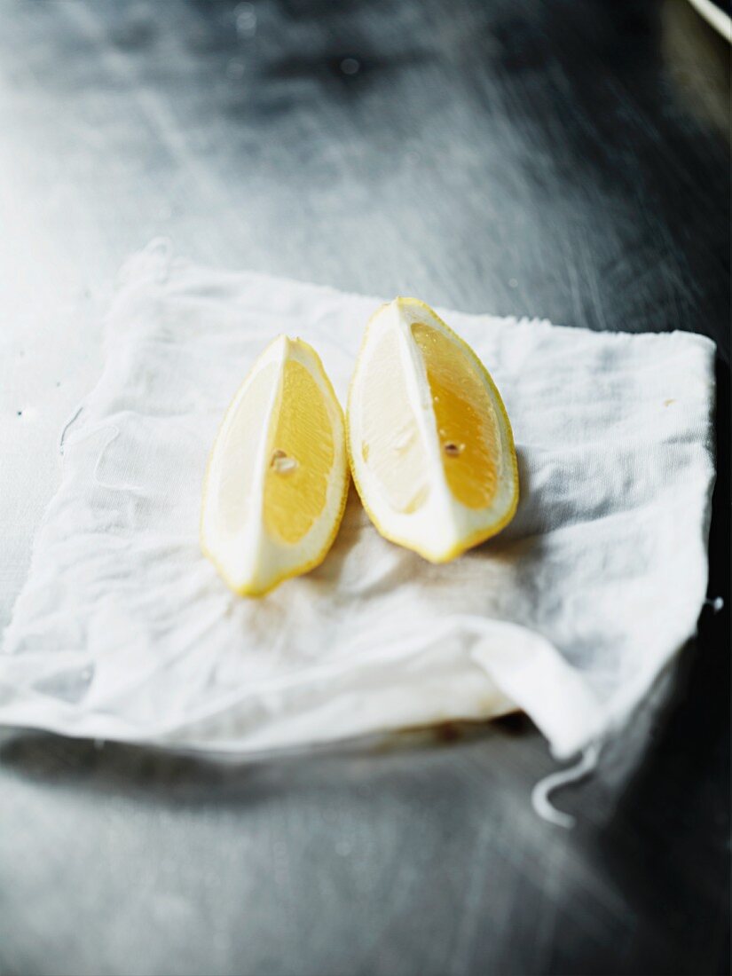 Zwei Zitronenschnitze auf Tuch