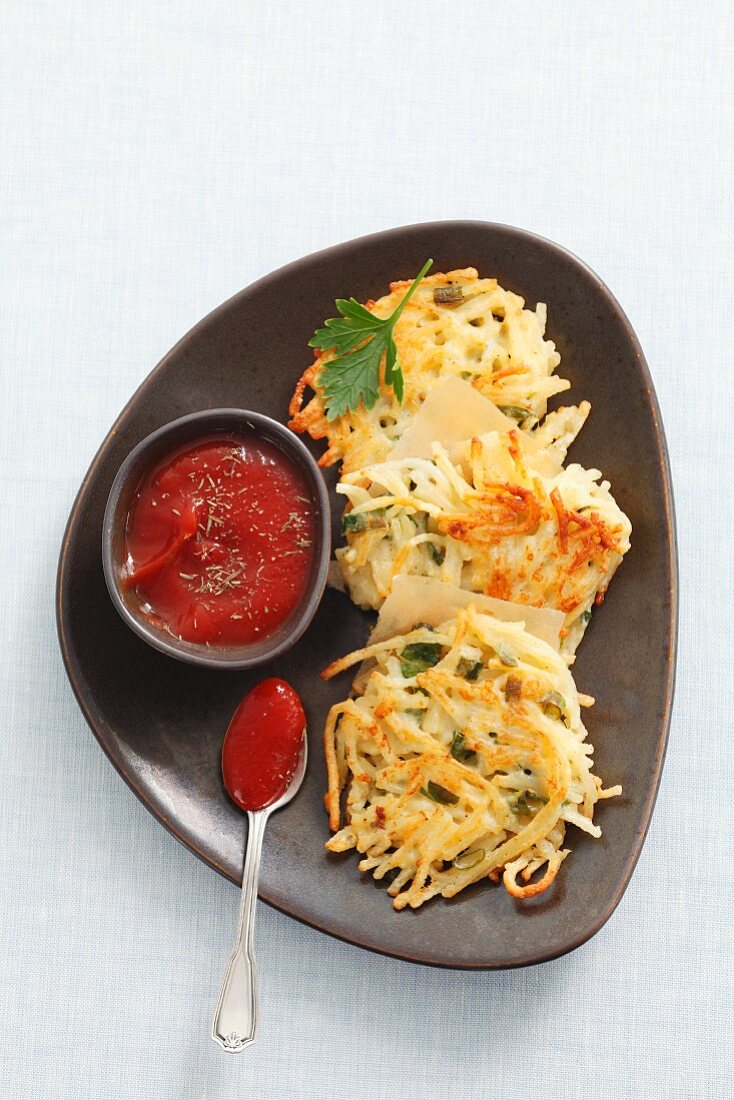 Spaghetti fritters with ketchup