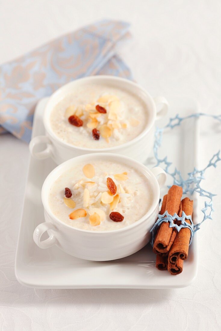 Mandel-Reis-Suppe mit Rosinen zu Weihnachten