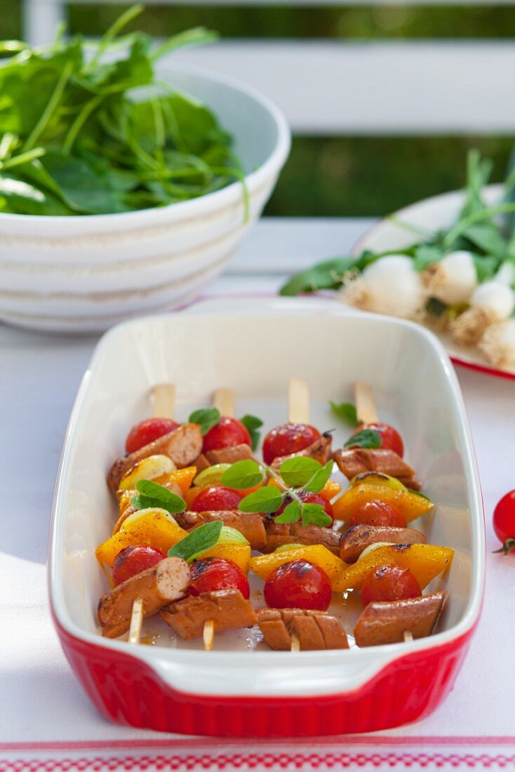 Gegrillte Wurstspiesse mit Kirschtomaten, Zwiebeln und frischem Oregano