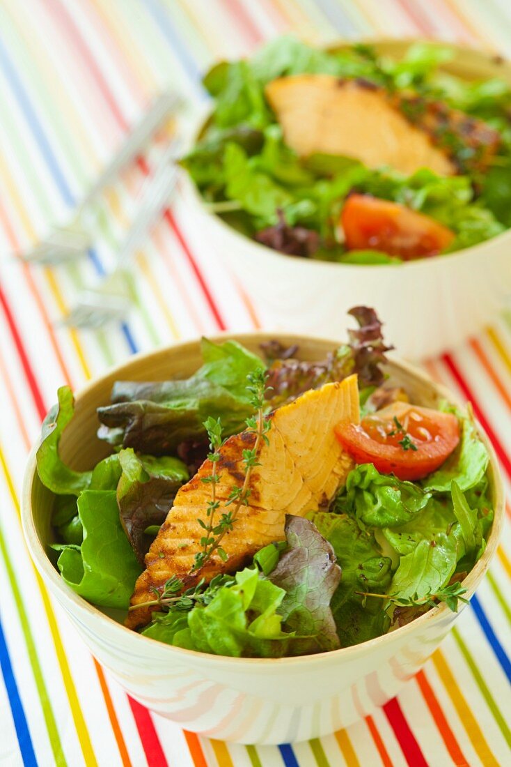 Blattsalat mit gebratenem Thunfisch, Tomaten und Thymian