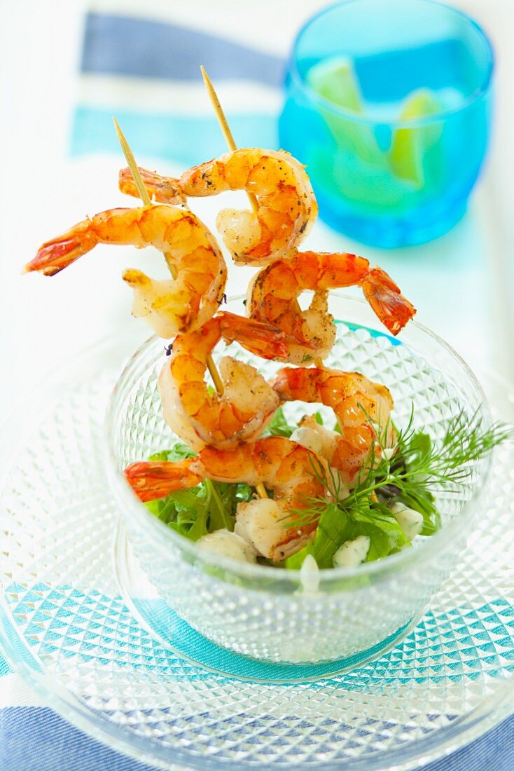 Deep-fried prawn skewers with rocket and fennel