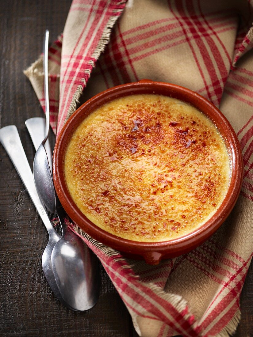 Crème brûlée in Keramikschale