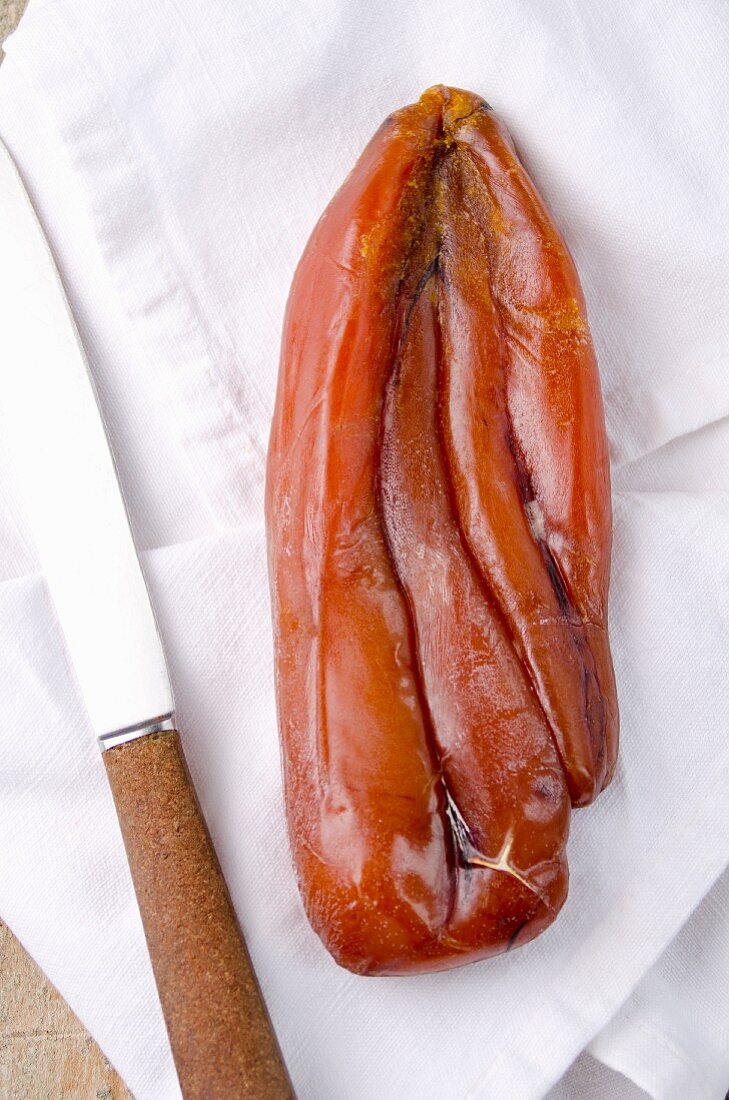 Meeräschen-Bottarga (gesalzener getrockneter Fischrogen) auf weisser Serviette