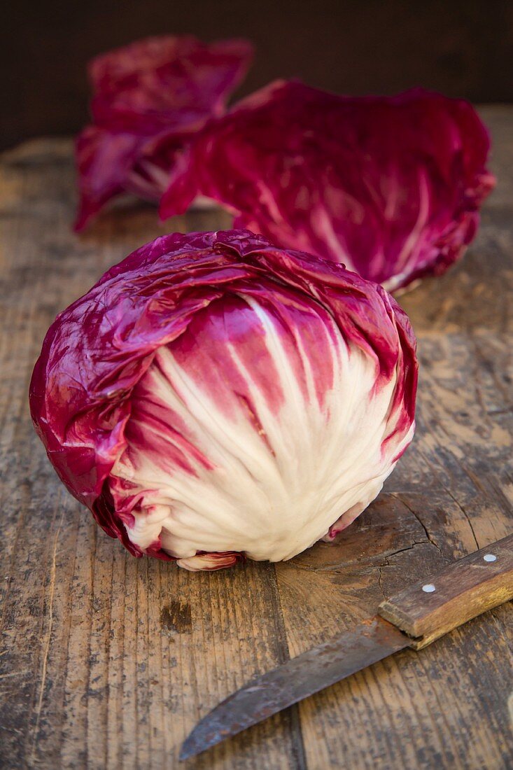 Radicchio mit Messer auf Holztisch