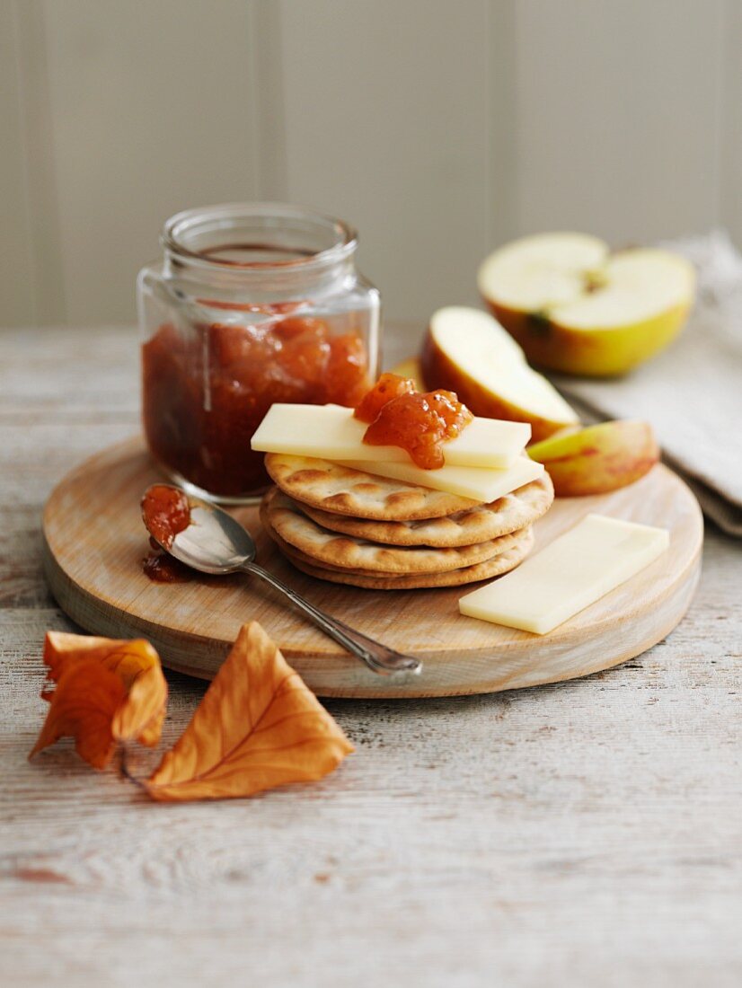 Crackers with gruyere and apple marmalade