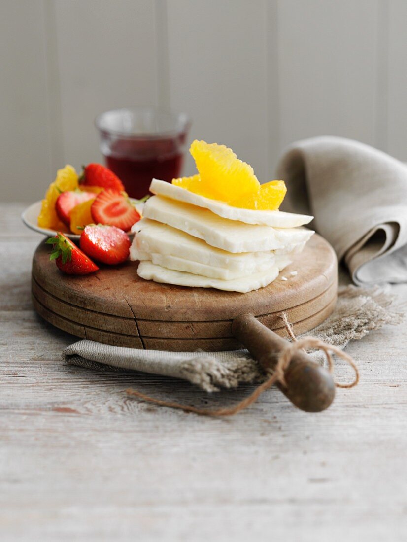 Slices of haloumi cheese with oranges and strawberries