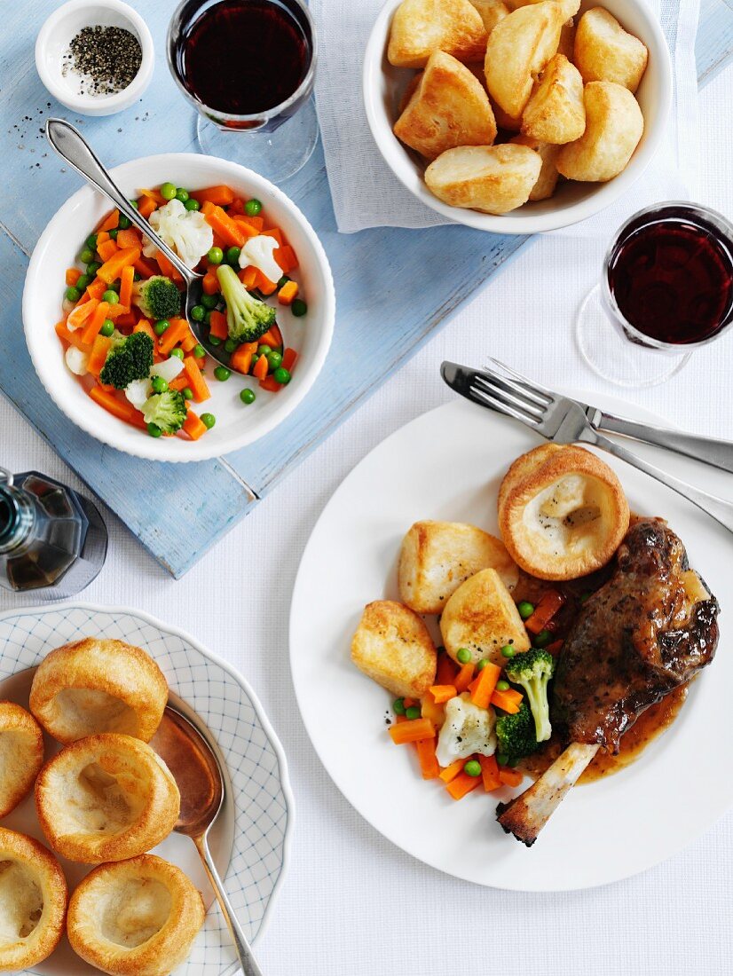 Lammkeule mit Gemüse und Yorkshirepudding (England)