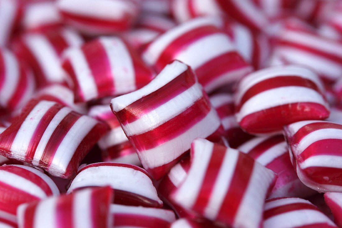 Viele rot-weiss gestreifte Pfefferminzbonbons