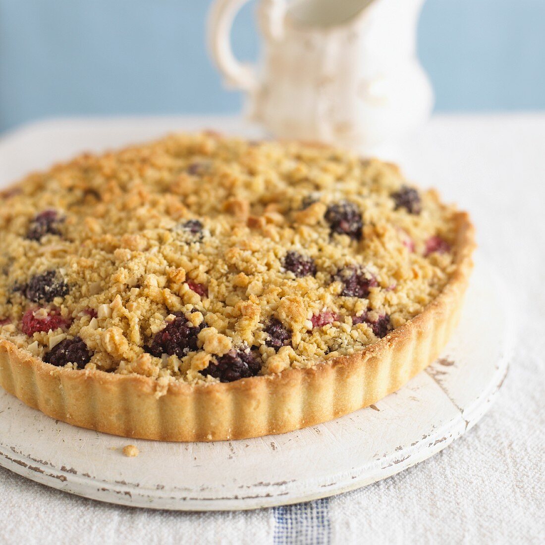 Ganze Brombeer-Apfel-Tarte mit Streuseln