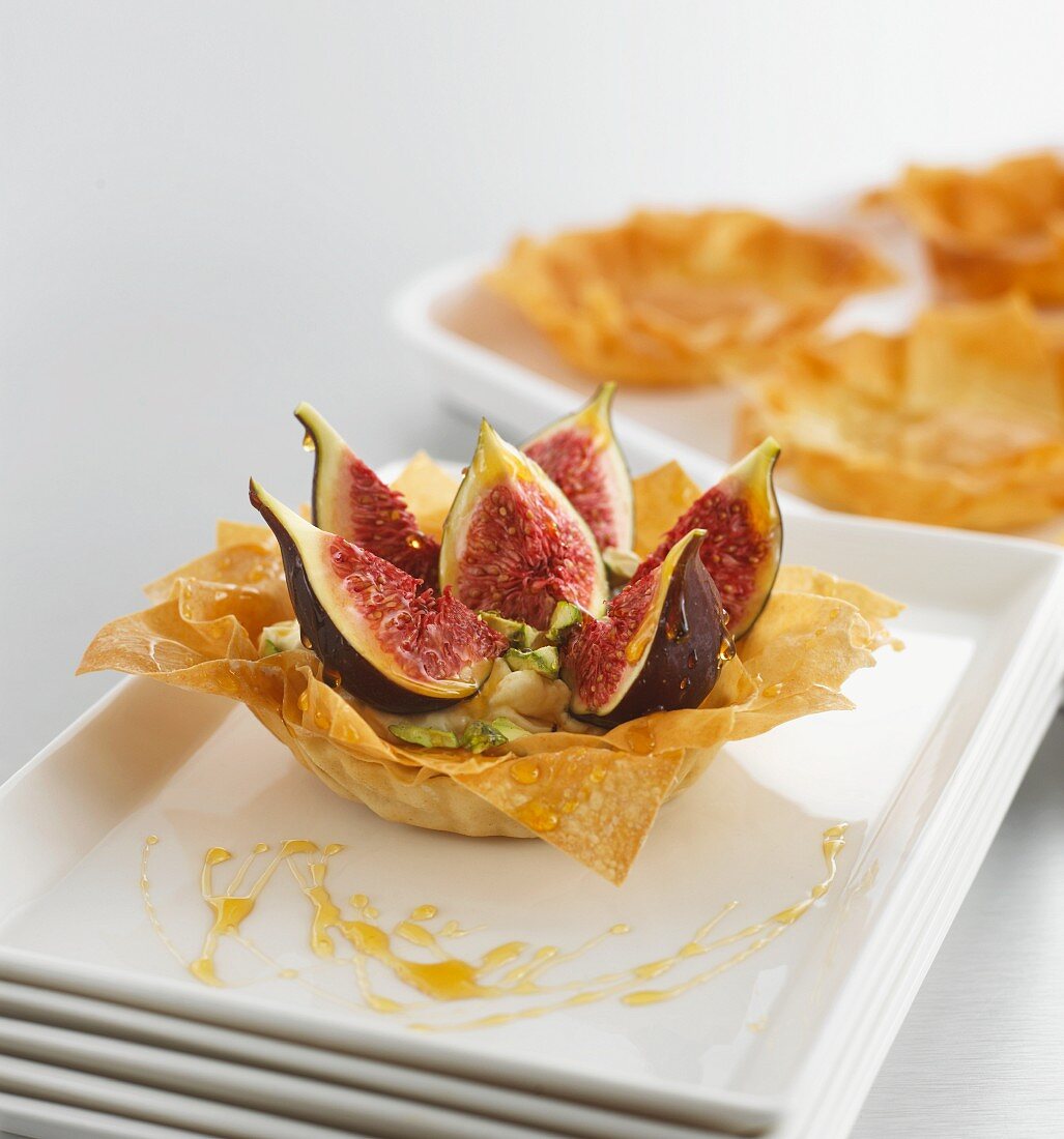 Filo pastry bowl with figs and pistachios