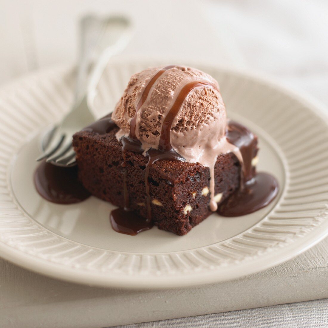 Brownie mit heißer Schokoladensauce und Schokoladeneis