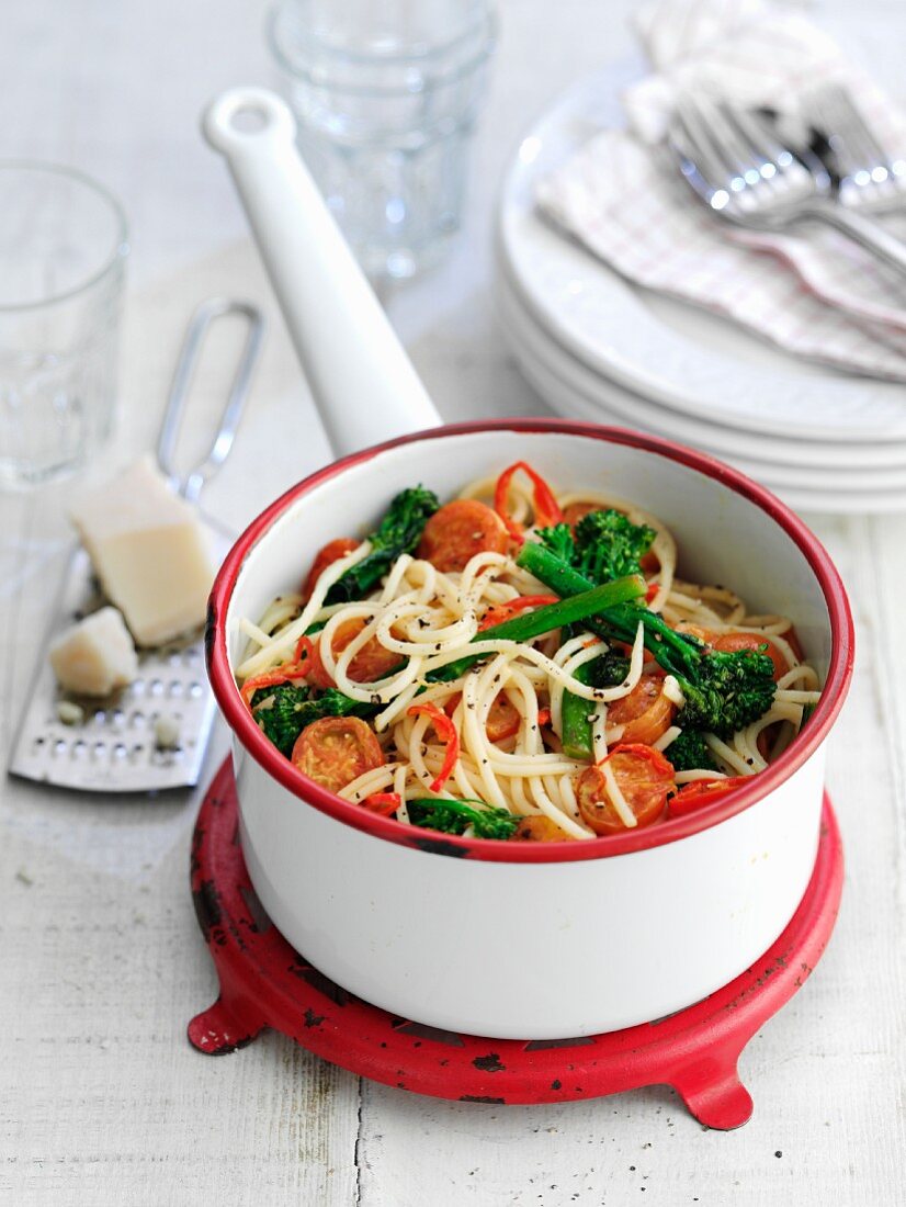 Spaghetti mit Brokkoli, Tomaten und Chilischoten