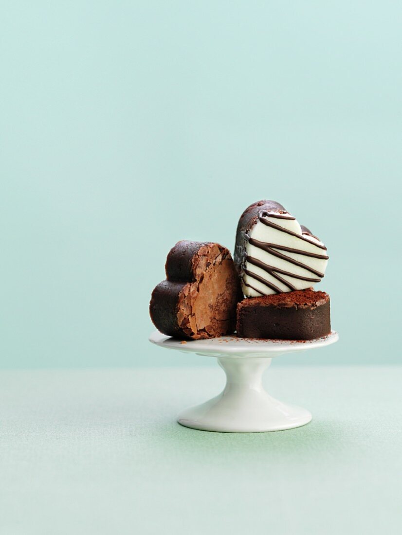 Drei Schokoladen Petit Fours auf Kuchenständer