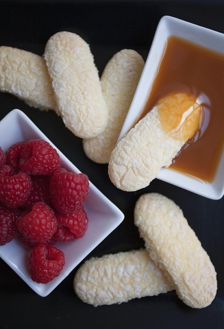 Löffelbiskuits mit Himbeeren & Karamelsauce (Aufsicht)