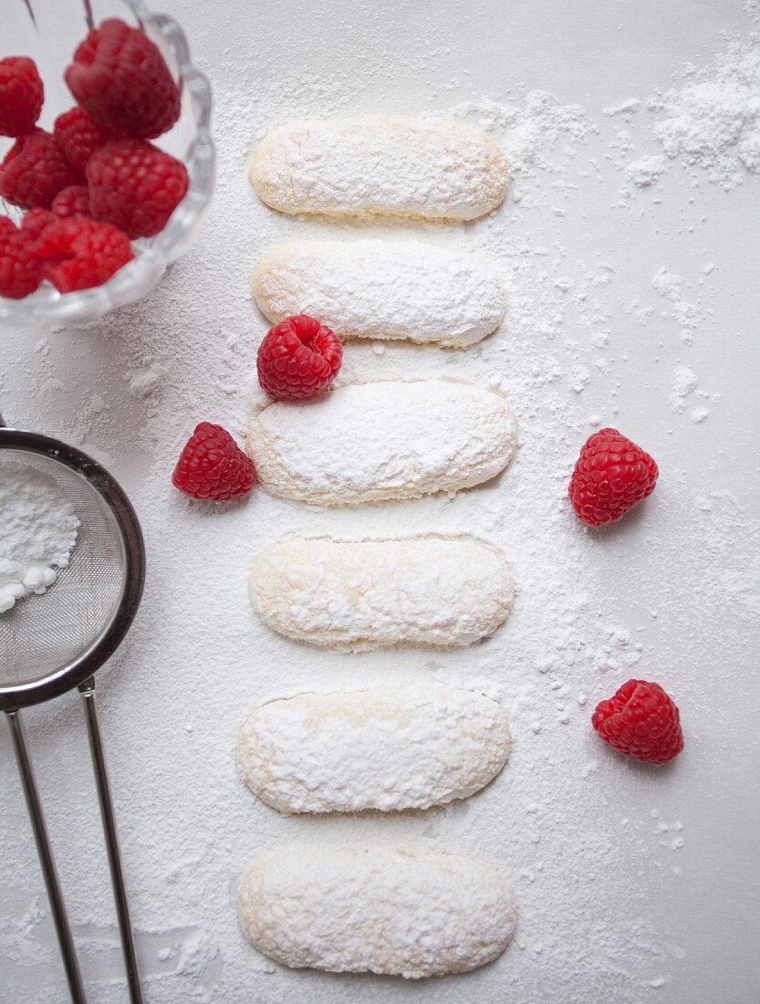 Sponge fingers with icing sugar and raspberries