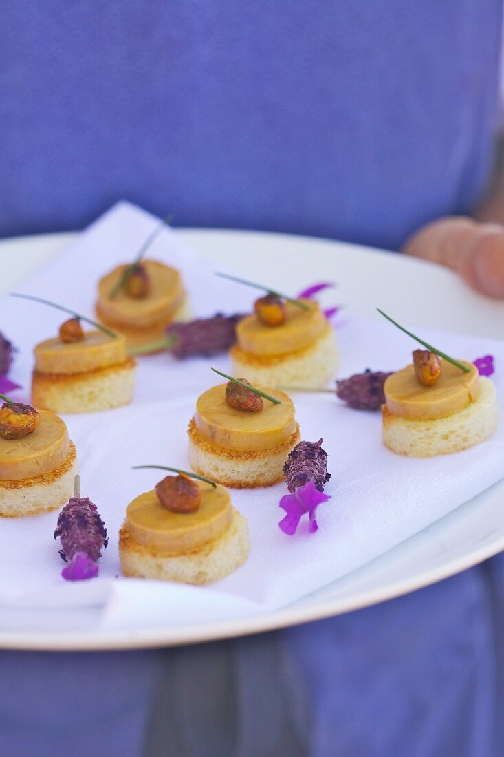 Toast-Häppchgen mit Foie Gras mit Lavendelblüten garniert