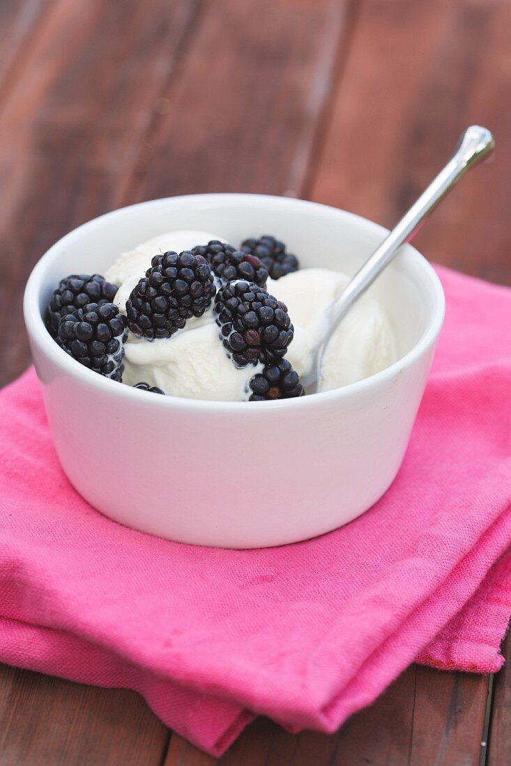Vanilla ice cream with fresh blackberries