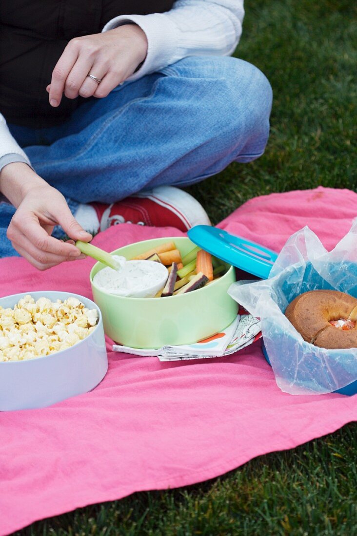 Picknick mit Popcorn, Gemüsesticks & Sandwich