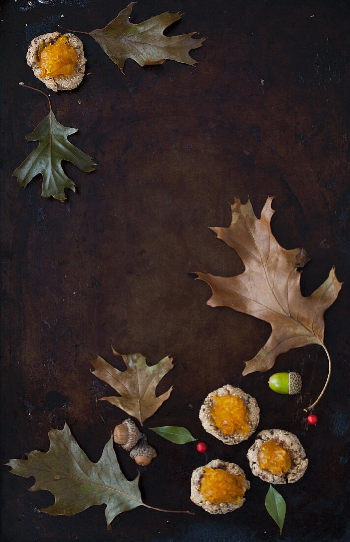 Amaranthplätzchen mit Kürbismarmelade, Herbstblätter und Eicheln
