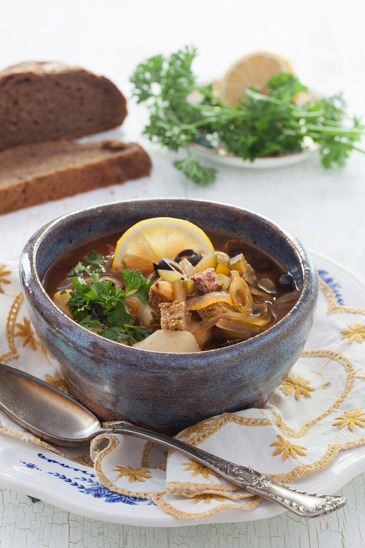 Rustikale Kartoffelsuppe mit geräuchertem Fleisch und Oliven