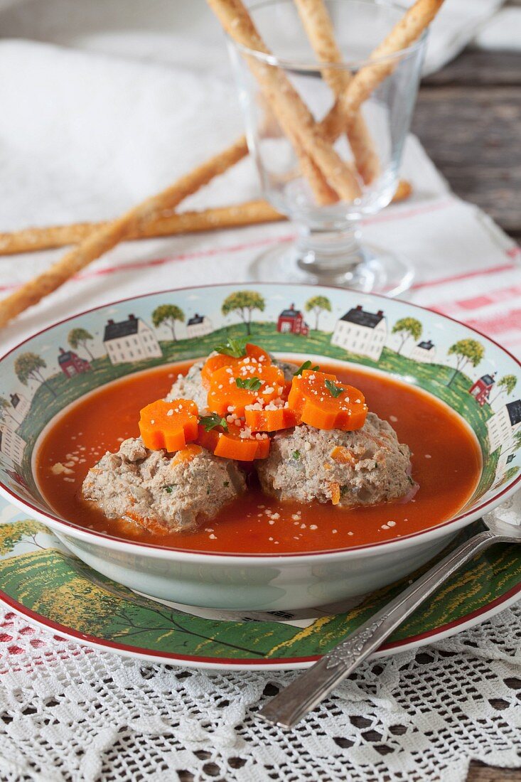 Fleischbällchen in Tomatensuppe mit Karotten