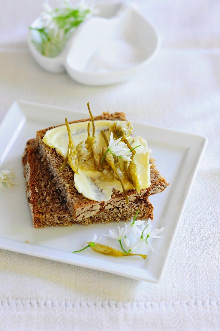 Vollkornbrot mit Butter und Bärlauchknospen