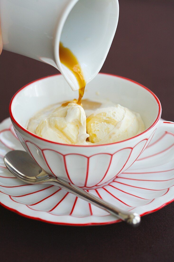 Affogato zubereiten: Vanilleeis mit Espresso übergiessen