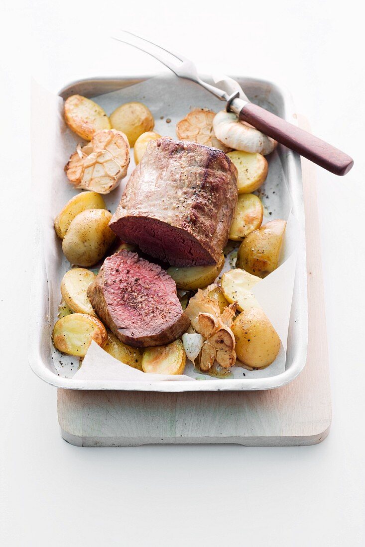 Roast fillet of beef with potatoes and garlic
