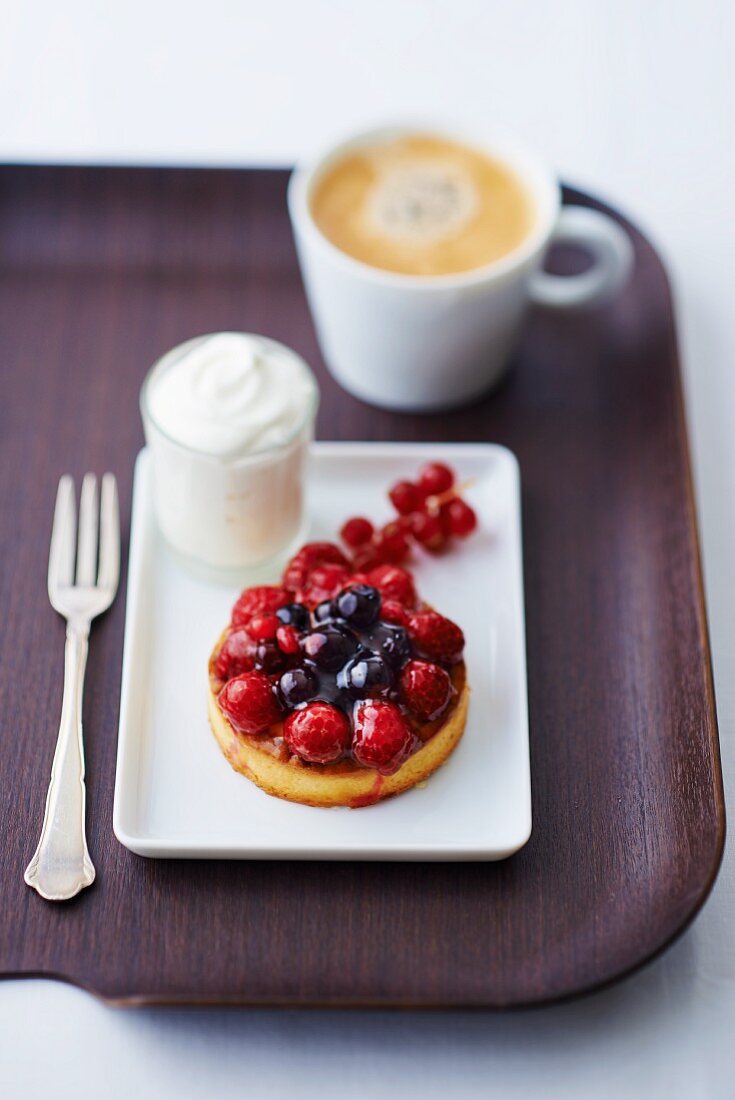 Berry tartlet with coffee