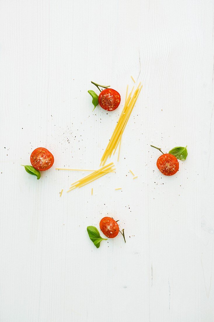 Eine Uhr aus Tomaten, Basilikum und Spaghetti